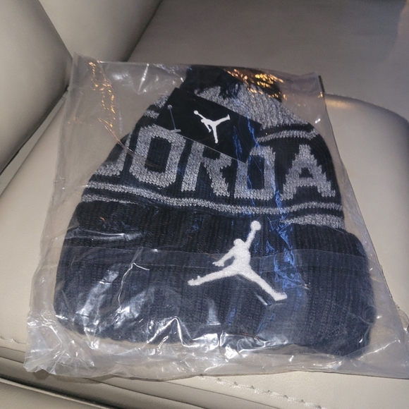 WINTER HATS - Picture 4 of 16